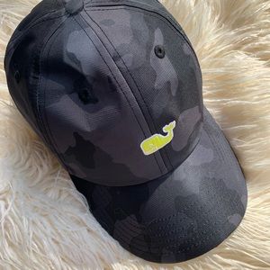 ⭐️Vineyard Vines⭐️ RARE black&grey camo hat